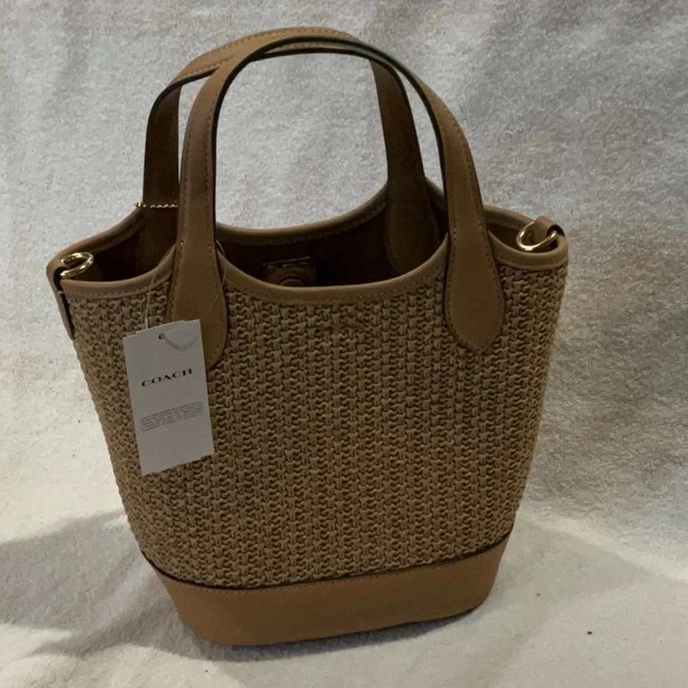 NWOT..Coach Hanna Bucket Bag - Picture 3 of 3